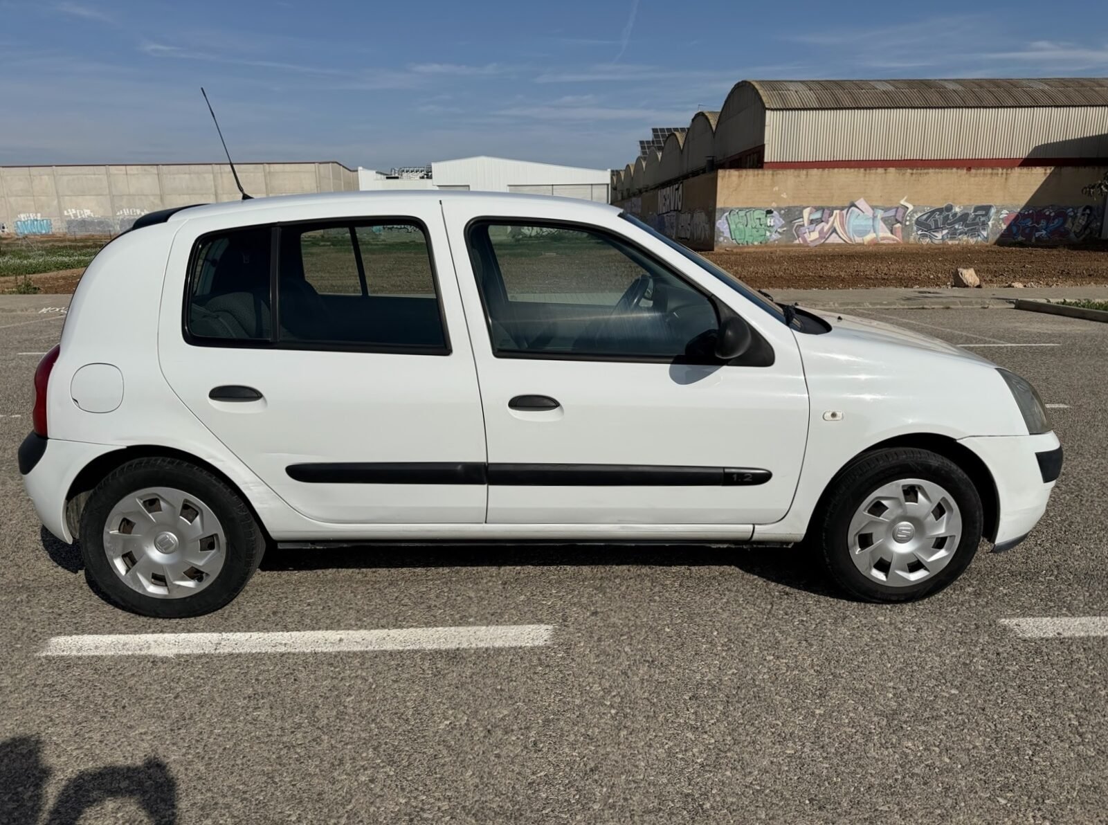RENAULT CLIO 1.2 5 puertas 