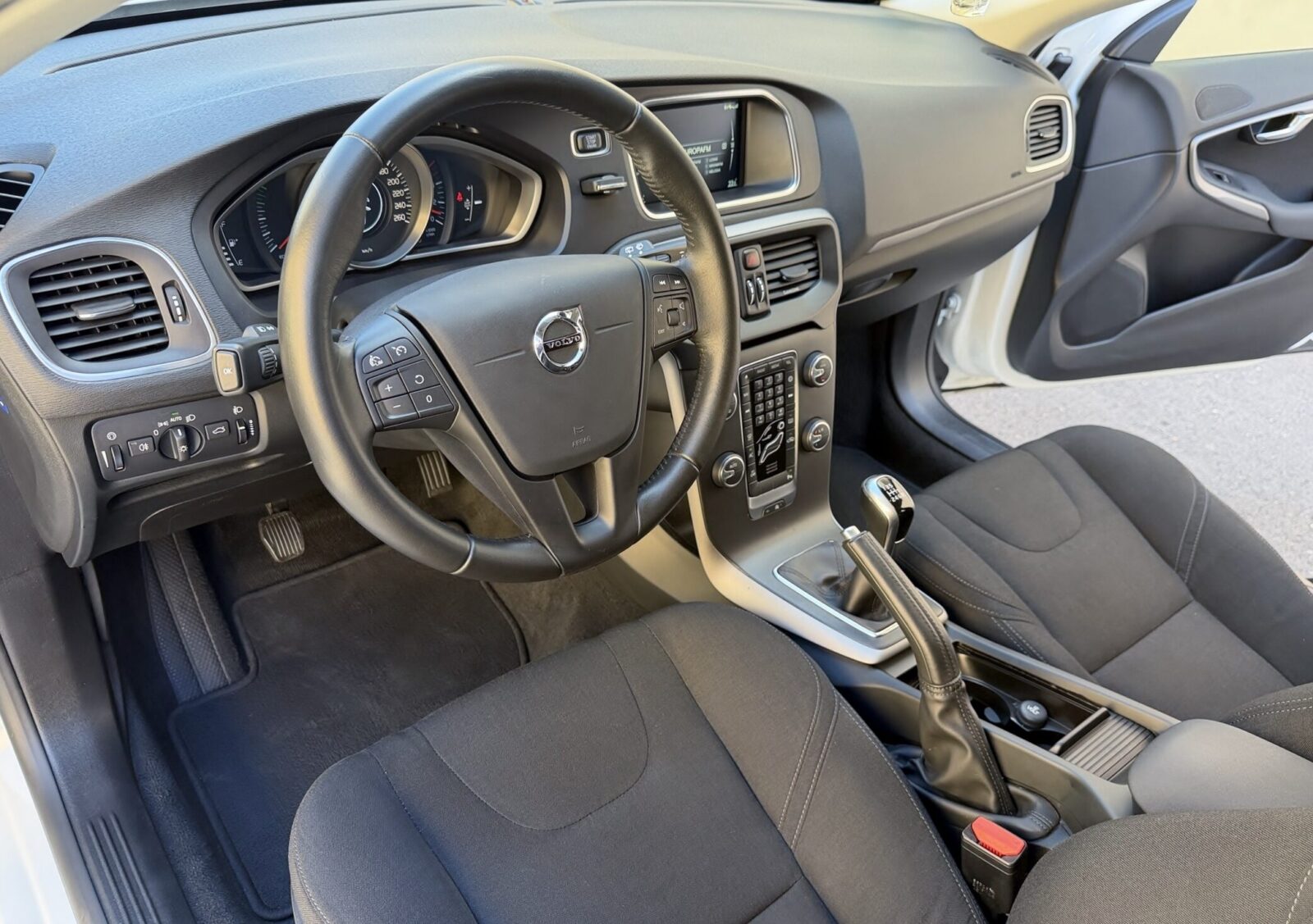 VOLVO v40 D2