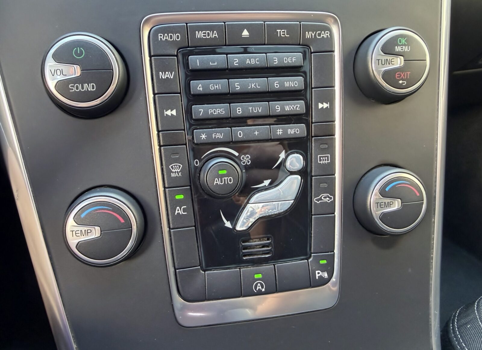 VOLVO XC60 D3 MOMENTUM 